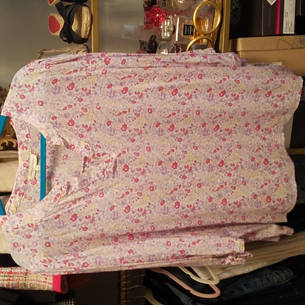 🛍👠 Adrienne Vittadini Floral Blouse